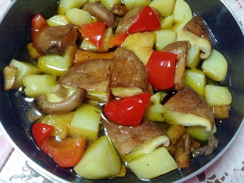 アンチョビーとじゃが芋と椎茸とパプリカのアヒージョ